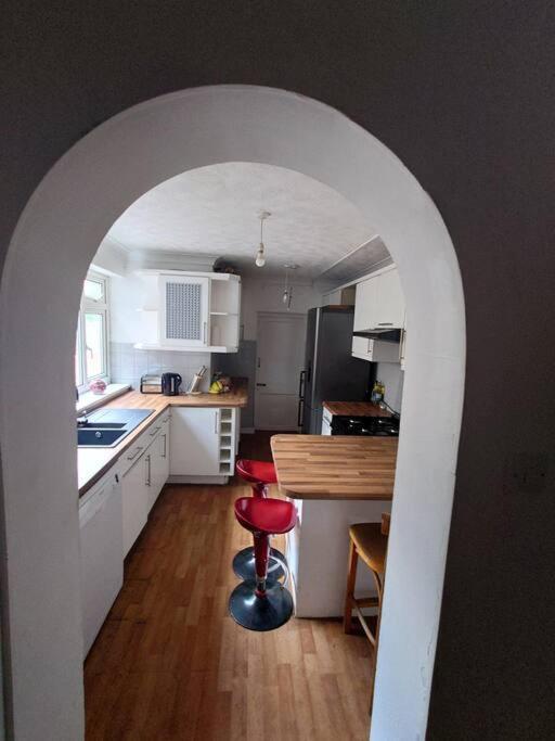 Edwardian 4 Bedrooms With 4 Bathrooms Townhouse, Next To Underground, Accommodates 10 People London Exterior photo